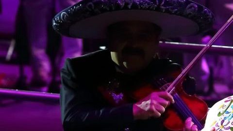 Según fuentes cercanas a Isaac Martínez, el cantante habría conocido a la ahora pareja del Chico.