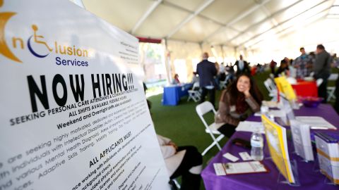 Durante la feria las empresas pueden recibir currículos, hacer entrevistas de trabajo e incluso contratar al momento.