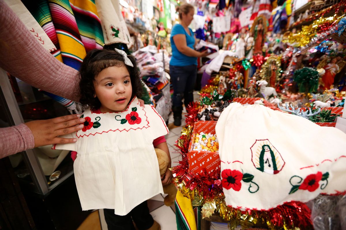 Visten a niños de indígenas para honrar a la Virgen de Guadalupe - La Opinión Visten a niños de indígenas para honrar a la Virgen de Guadalupe - La Opinión