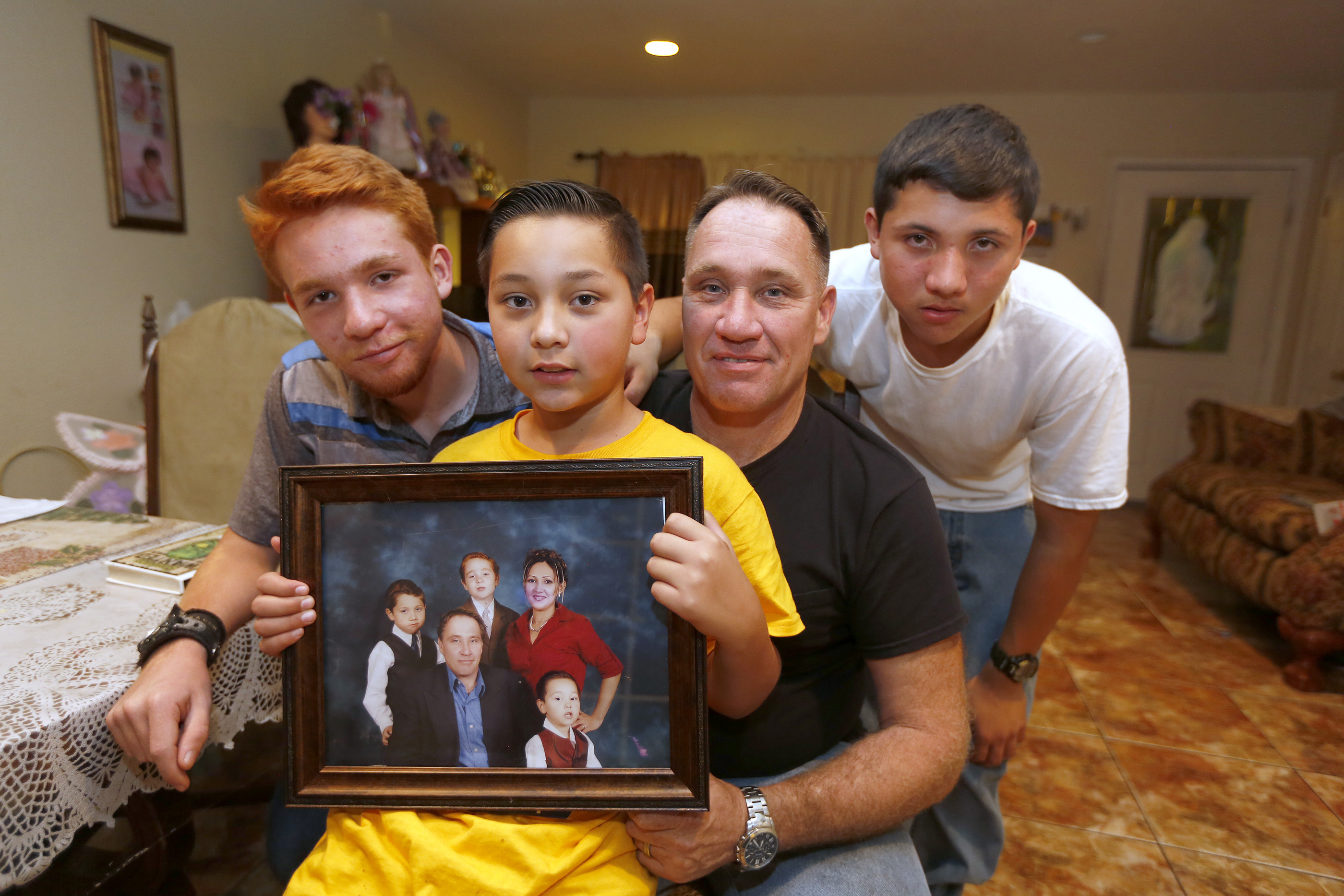 12/08/16/ VISTA / Alone in Vista California, Michael Paulsen with his children, Michael Alexander, Ryan Maximilllian and Brannon Liam hoping to be reunited with his wife, Emma Sanchez, who was deported ten year ago. Emma Sanchez, has been separated from her children for ten years when she was deported to Tijuana, Mexico. (Photo Aurelia Ventura/ La Opinion)