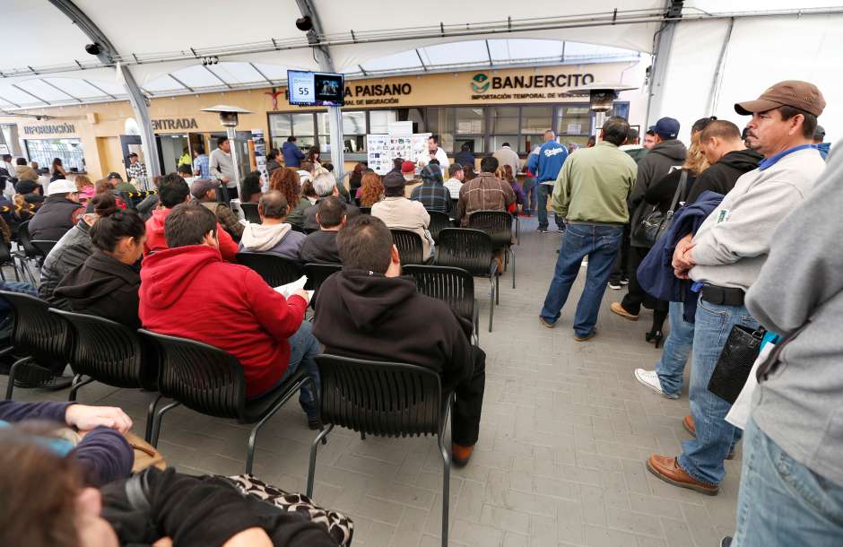 12/14/16 /LOS ANGELES/Long lines are seen at the Los Angeles Mexican consulate, that assists travelers get a temporary vehicle importation permit while traveling to Mexico. (Photo by Aurelia Ventura/La Opinion)