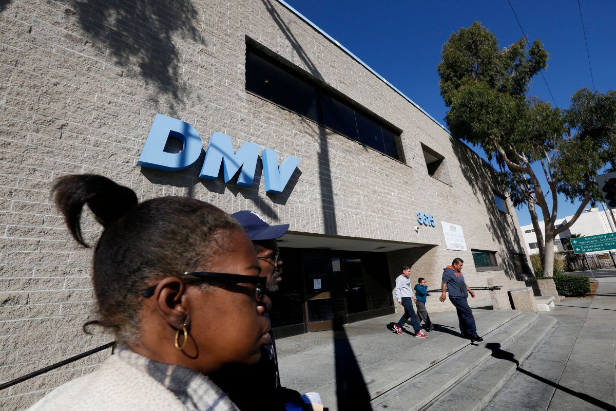 El DMV comenzó a emitir nuevas licencias para cumplir con la ley federal Real ID. 