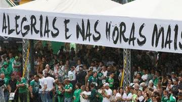 A pesar de la fuerte lluvia que cayó en Chapecó, se vivió una ceremonia muy emotiva.