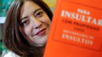 La escritora y directora de la revista Algarabía con su libro "Insultar con propiedad, diccionario de insultos".