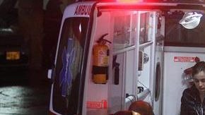 Personal de la Clínica San Juan de Dios traslada a uno de los sobrevivientes del accidente aéreo ocurrido el pasado 28 de noviembre de 2016, en el departamento de Antioquia (Colombia), que dejó 71 muertos.