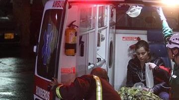 Personal de la Clínica San Juan de Dios traslada a uno de los sobrevivientes del accidente aéreo ocurrido el pasado 28 de noviembre de 2016, en el departamento de Antioquia (Colombia), que dejó 71 muertos.