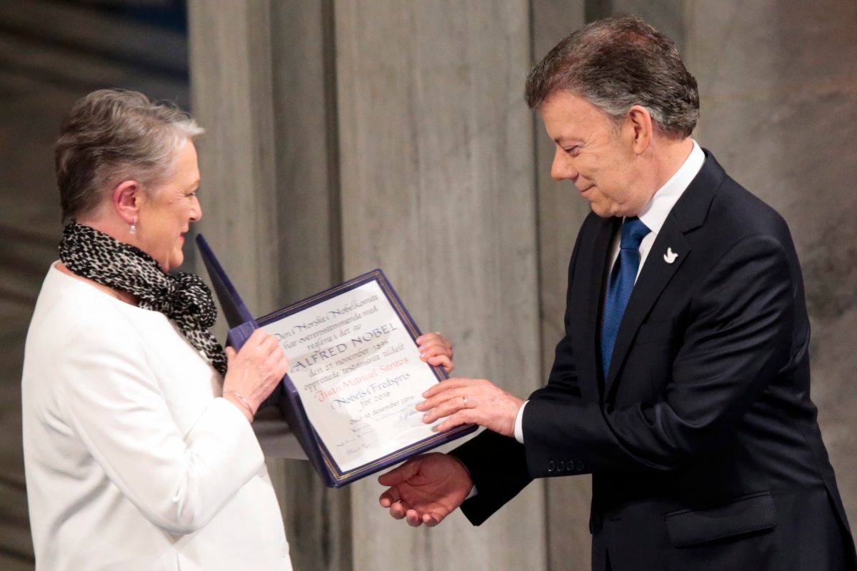 El premio Nobel de Paz Juan Manuel Santos recibe la medalla y el diploma por parte de la vicepresidenta del Instituto del Nobel, Berit Reiss-Andersen.