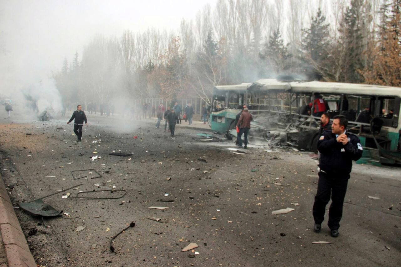 Agentes inspeccionan el lugar de la explosión en la ciudad de Kayseri, Turquía. EFE