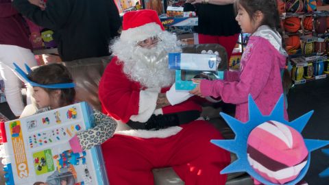 Cada año, decenas de organizaciones angelinas realizan colectas y distribución de regalos para los más necesitados.