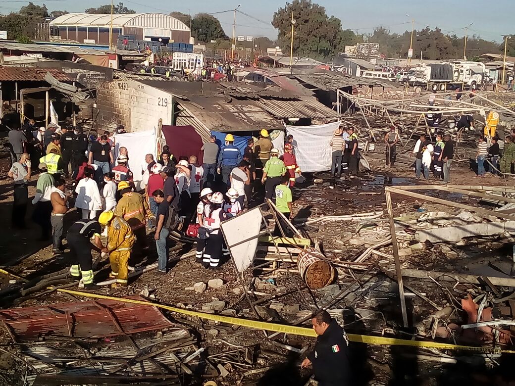 Rescatistas en la zona de la explosión en un mercado de pirotecnia de Tultepec, en el estado de México.