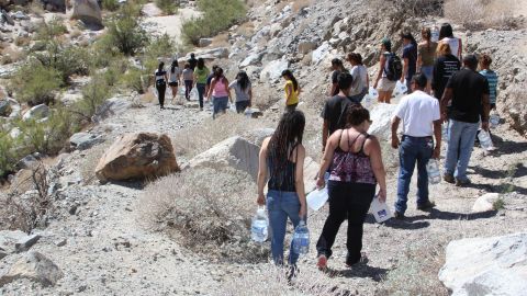 Muchas jóvenes escapan de América Central debido a la violencia, y son  violadas en el camino. EFE