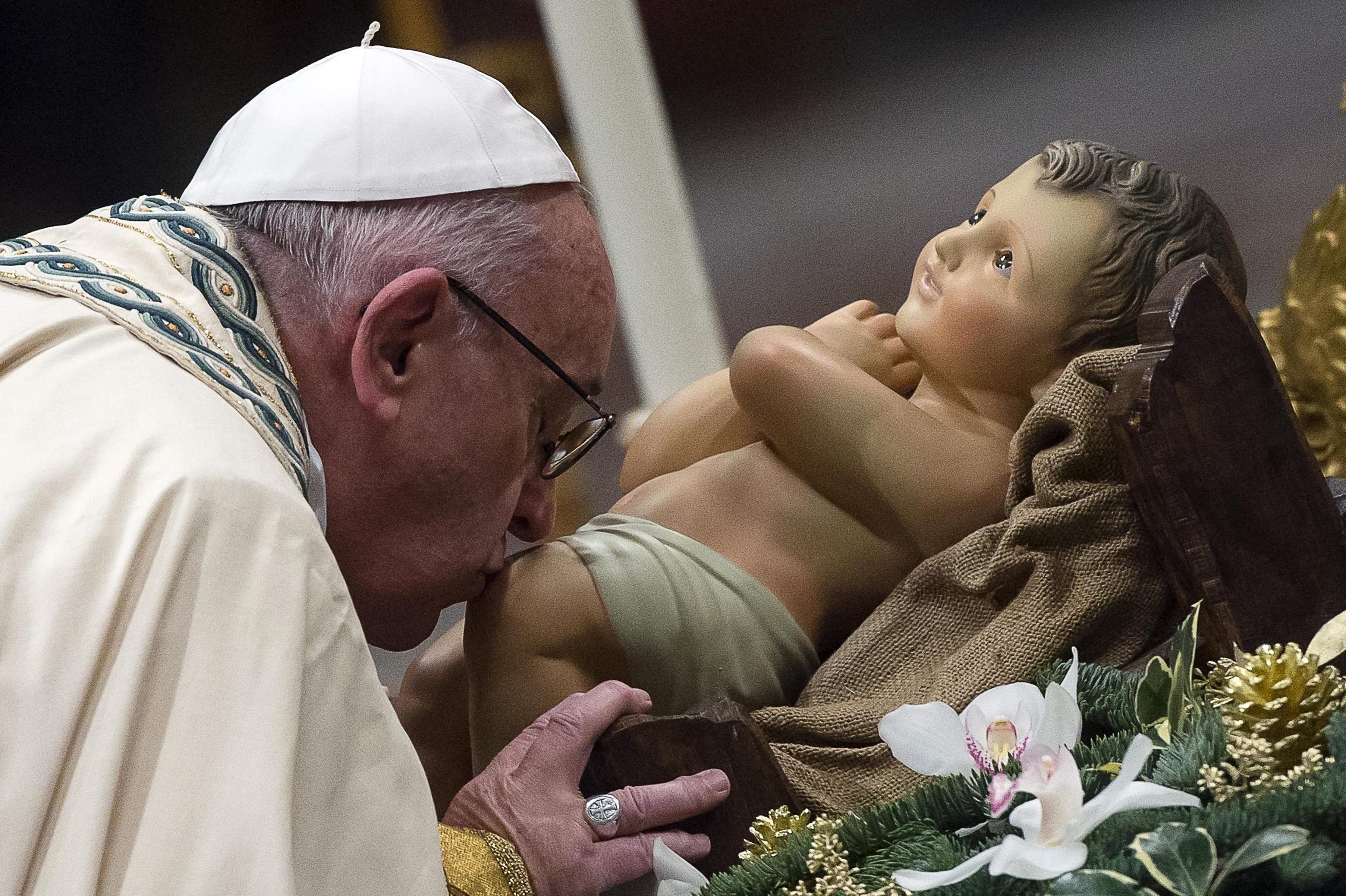 El Papa Francisco besa una estatua de Jesús de niño en la misa de las Vísperas y el Te Deum en la Ciudad del Vaticano.