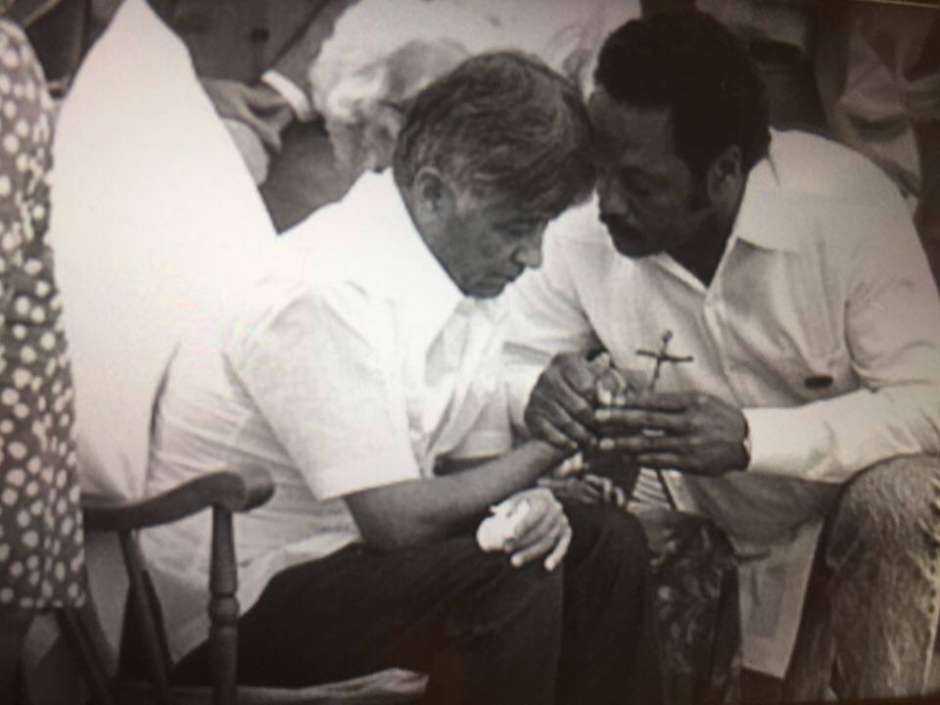 Jesse Jackson visita al líder campesino Cesar Chavez en 1988 cuando este realizaba un ayuno de solo agua para llamar la atención sobre el uso de peligrosos pesticidas en el campo. (Foto proporcionada por J. Jackson) 
