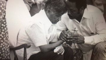 Jesse Jackson visita al líder campesino Cesar Chavez en 1988 cuando este realizaba un ayuno de solo agua para llamar la atención sobre el uso de peligrosos pesticidas en el campo. (Foto proporcionada por J. Jackson)