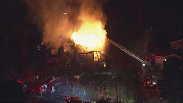 Mujer es rescatada de las llamas en Glendale