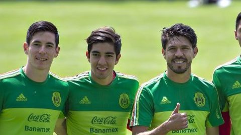 Rodolfo Pizarro (segundo de izquierda derecha) fue anunciado como nuevo jugador de Chivas en las próximas horas.