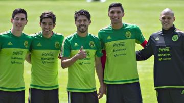 Rodolfo Pizarro (segundo de izquierda derecha) fue anunciado como nuevo jugador de Chivas en las próximas horas.