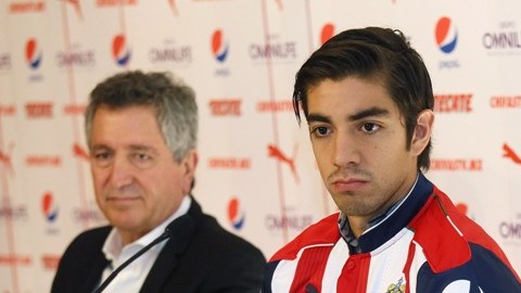 Rodolfo Pizarro al lado de Vergara y Almeyda durante su presentación con Chivas.