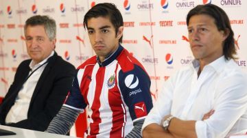 Rodolfo Pizarro al lado de Vergara y Almeyda durante su presentación con Chivas.
