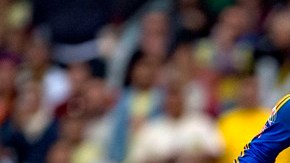 André-Pierre Gignac pasándole el balón entre las piernas a Muñoz.