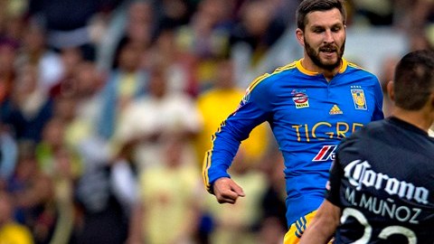 André-Pierre Gignac pasándole el balón entre las piernas a Muñoz.