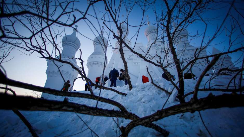 Artistas y trabajadores preparan las esculturas de hielo y nieve para el Festival Internacional de Escultura en Hielo y Nieve de Harbin foto: Reuters Aly Song