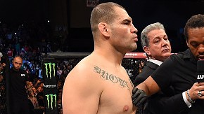 El problema de espalda de Velásquez ha hecho que este combate se cancele definitivamente.