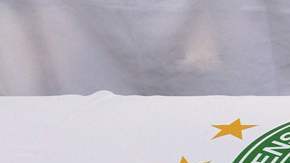 Primer plano de uno de los ataúdes con los cuerpos de los integrantes de Chapecoense que esperan ser repatriados a Brasil.