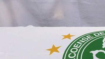 Primer plano de uno de los ataúdes con los cuerpos de los integrantes de Chapecoense que esperan ser repatriados a Brasil.