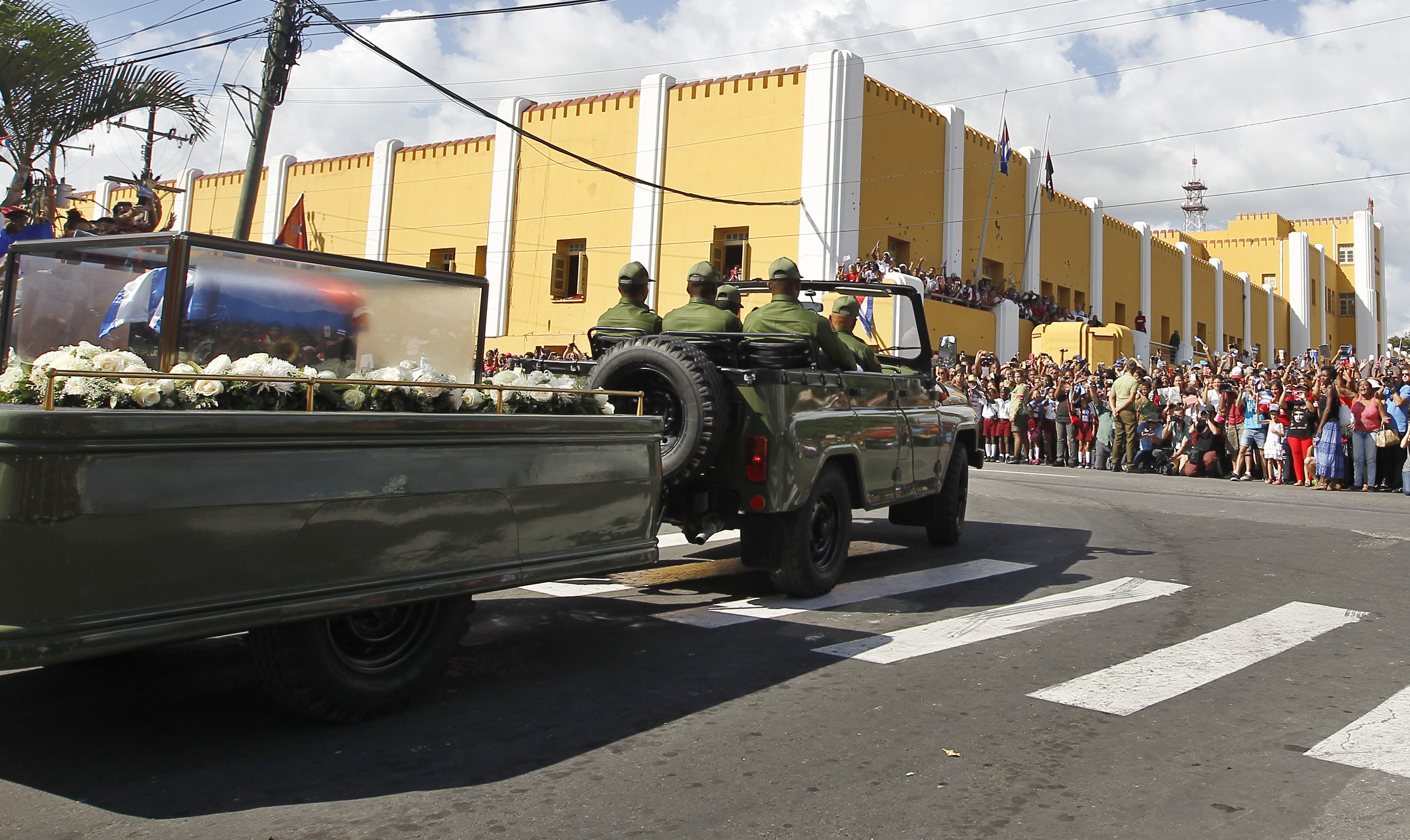 La caravana con las cenizas del fallecido líder de la revolución cubana Fidel Castro pasa frente al cuartel Moncada en la ciudad de Santiago de Cuba. EFE