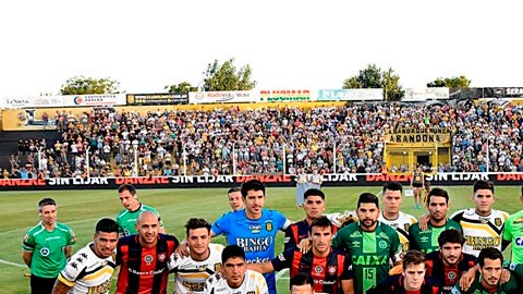 La emotiva foto de los jugadores de San Lorenzo posando con los uniformes del Chapecoense.