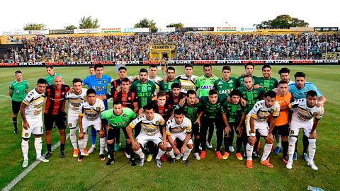 La emotiva foto de los jugadores de San Lorenzo posando con los uniformes del Chapecoense.