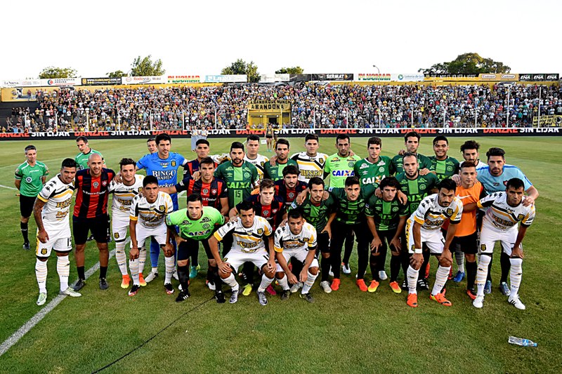 La emotiva foto de los jugadores de San Lorenzo posando con los uniformes del Chapecoense.