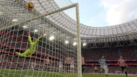 Así se vio desde atrás de la portería el golazo de Beñat.