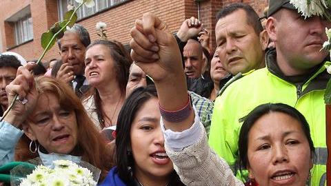 Miles acompañaron a familiares de la menor y exigieron justicia.