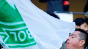 Un aficionado ora por el Chapecoense durante un partido del Mundial de Clubes en Japón.