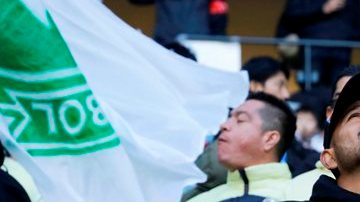 Un aficionado ora por el Chapecoense durante un partido del Mundial de Clubes en Japón.