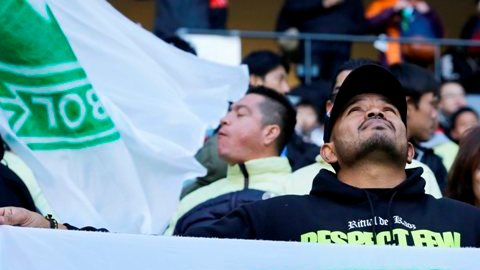 Un aficionado ora por el Chapecoense durante un partido del Mundial de Clubes en Japón.