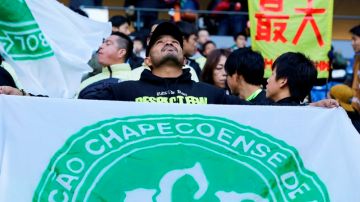 Un aficionado ora por el Chapecoense durante un partido del Mundial de Clubes en Japón.