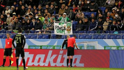 El arbitro Viktor Kassai hace uso del Video ref