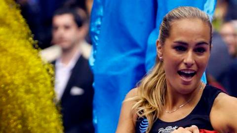 Mónica Puig cerró el 2016 ante sus compatriotas con un buen triunfo ante Maria Sharapova.