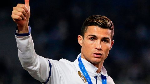 Cristiano Ronaldo festeja al recibir la medalla de campeón en el Mundial de Clubes.