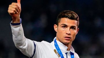Cristiano Ronaldo festeja al recibir la medalla de campeón en el Mundial de Clubes.