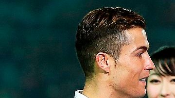 Cristiano Ronaldo, recibiendo el trofeo de manos de Gianni Infantino.