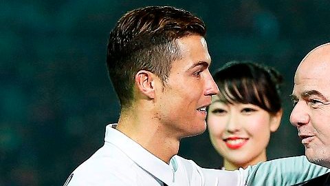 Cristiano Ronaldo, recibiendo el trofeo de manos de Gianni Infantino.