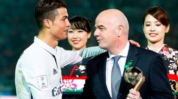 Cristiano Ronaldo, recibiendo el trofeo de manos de Gianni Infantino.