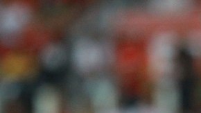 Sebastián Abreu y Andrés D'Alessandro durante el juego benéfico para los deudos del Chapecoense.