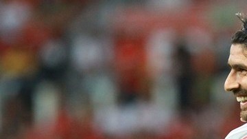 Sebastián Abreu y Andrés D'Alessandro durante el juego benéfico para los deudos del Chapecoense.