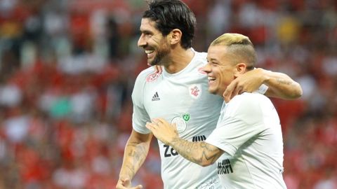 Sebastián Abreu y Andrés D'Alessandro durante el juego benéfico para los deudos del Chapecoense.