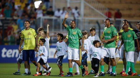 Neymar y Robinho durante el partido benéfico para los deudos del Chapecoense.